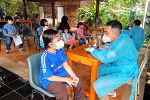 siswa Semut-Semut saat pemeriksaan sebelum vaksinasi